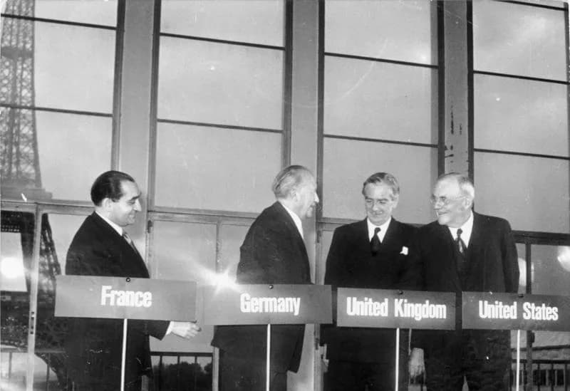 Anthony Eden - For documentary purposes the German Federal Archive often retained the original image captions, which may be erroneous, biased, obsolete or politically extreme. Adenauer und Vertreter d