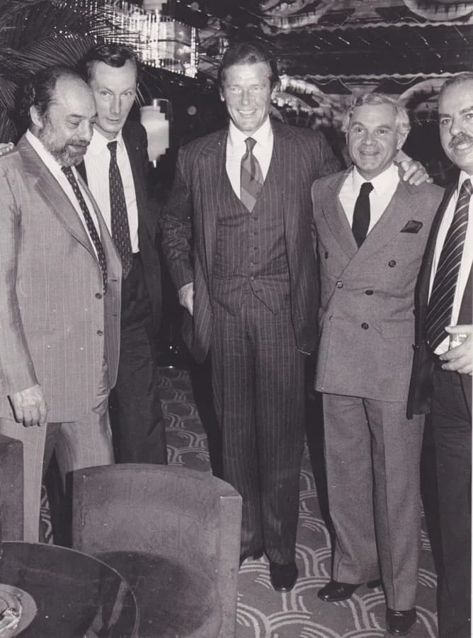 Roger Moore - De G. à D.
Norbert AUERBACH PDG United Artists
Jacques HERSANT
Rooger MOORE “James BOND”
Henri CHEMIN