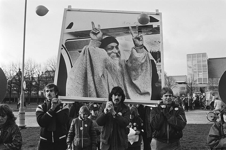 Rajneesh Rajneesh - Collectie / Archief : Fotocollectie Anefo
Reportage / Serie : Bhagwanaanhangers demonstreren op het Museumplein bij het Amerikaans consulaat voor een visum voor hun leider in de VS