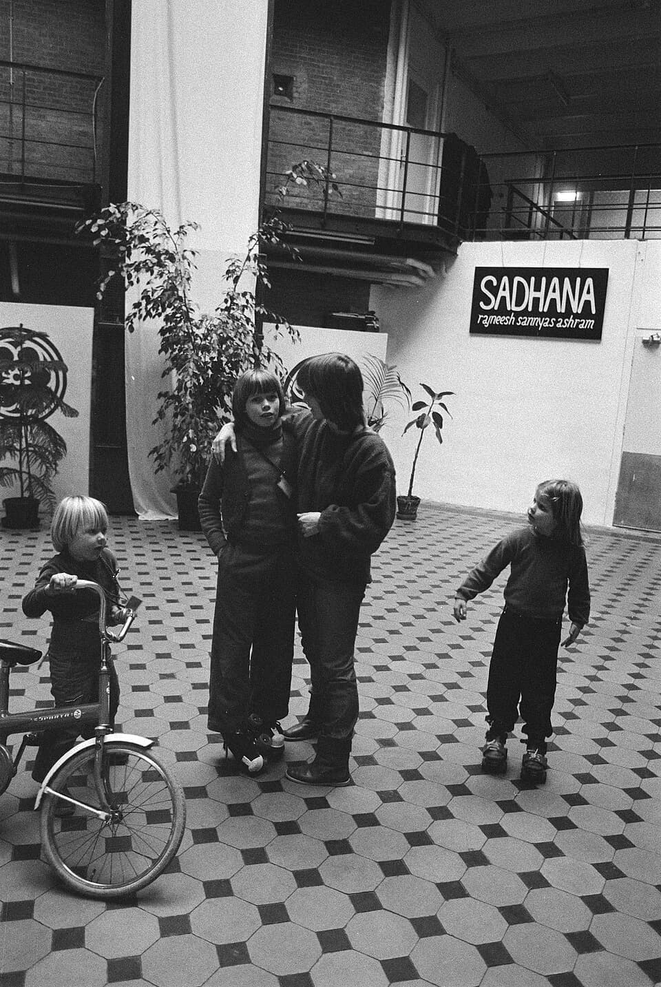 Rajneesh Rajneesh - Collectie / Archief : Fotocollectie Anefo
Reportage / Serie : [ onbekend ]
Beschrijving : 80 volgelingen Bhagwan wonen in voormalig huis bewaring aan Amstelveense weg Jonge Bhagwan