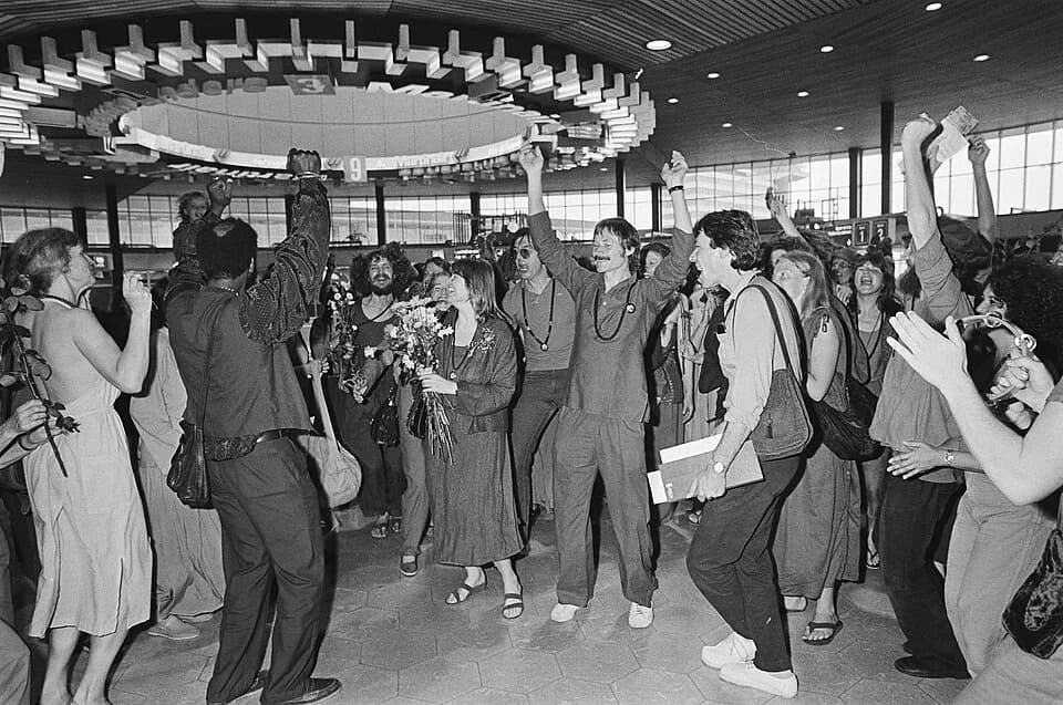 Rajneesh Rajneesh - Collectie / Archief : Fotocollectie Anefo
Reportage / Serie : [ onbekend ]
Beschrijving : Aankomst hoofdvrouw van de Bhagwanbeweging, Ma Prem Arup op Schiphol (links)
Datum : 9 jul