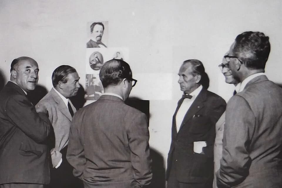 Alvar Aalto - Photo d'archive de W.Gropius, A. Aalto et C. Matarazzo dans le pavillon du Brésil, biennale d'architecture 2014, Venise 
Cette photo d'archive de W. Gropius, l'architecte allemand  fonda