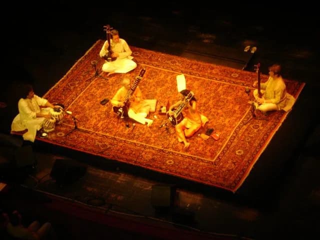 Ravi Shankar - Ravi Shankar in concert with his daughter Anoushka and three other musicians, in the Vienna Opera House, July 2005