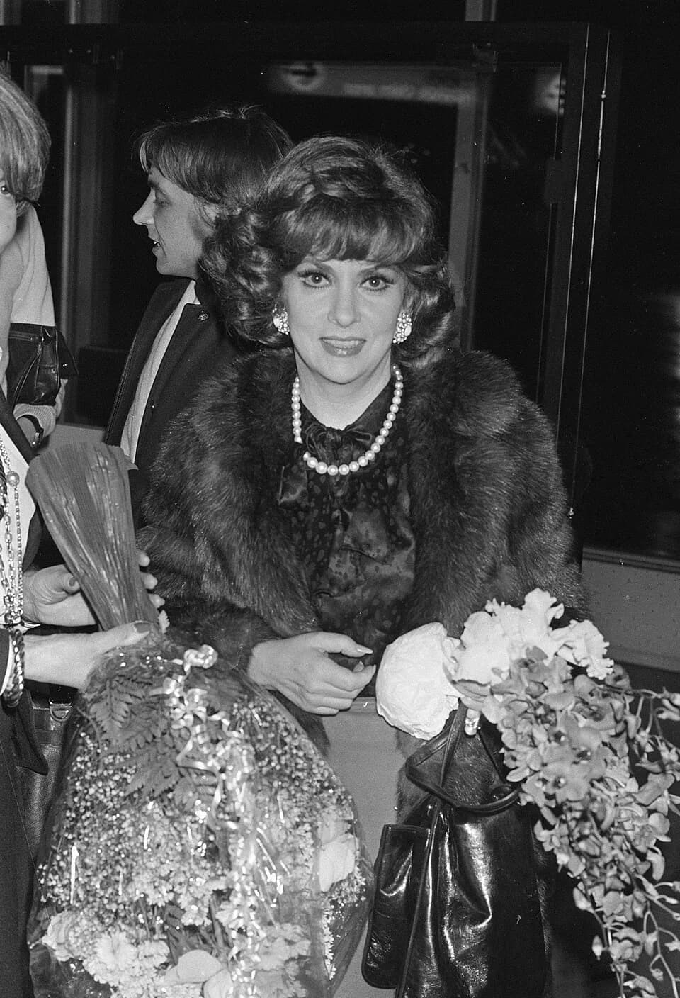 Gina Lollobrigida - Op Schiphol filmster Gina Lollobrigida i.v.m. een in Rotterdam te openen expositie van door haar gemaakte foto's
