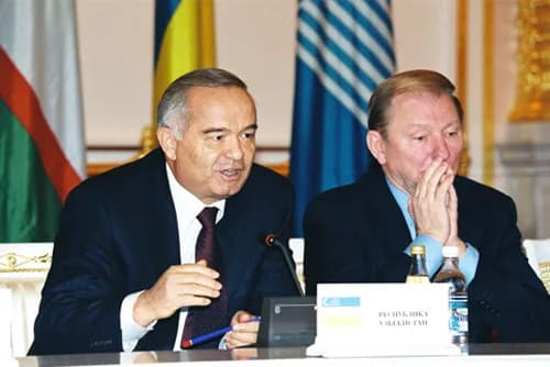 Islam Karimov - THE GRAND KREMLIN PALACE, MOSCOW. Presidents Islam Karimov of Uzbekistan and Leonid Kuchma (right) of Ukraine during a news conference of CIS leaders after their summit.