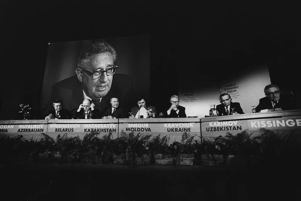 Islam Karimov - Henry Kissinger, former US Secretary of State chairing a panel session on “The New Partners” with Presidents (left to right) Ayaz Mutalibov of Azerbaijan; Stanislav Shushkevich, Chairm
