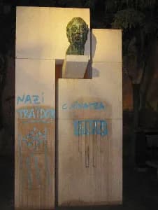 Joan Fuster - Pintades blaveres en la casa i el monument a Joan Fuster en Sueca en 2006
A finals d'agost de 2006 han aparegut pintades blaveres en el monument i la casa natal de l'escriptor i intel.le