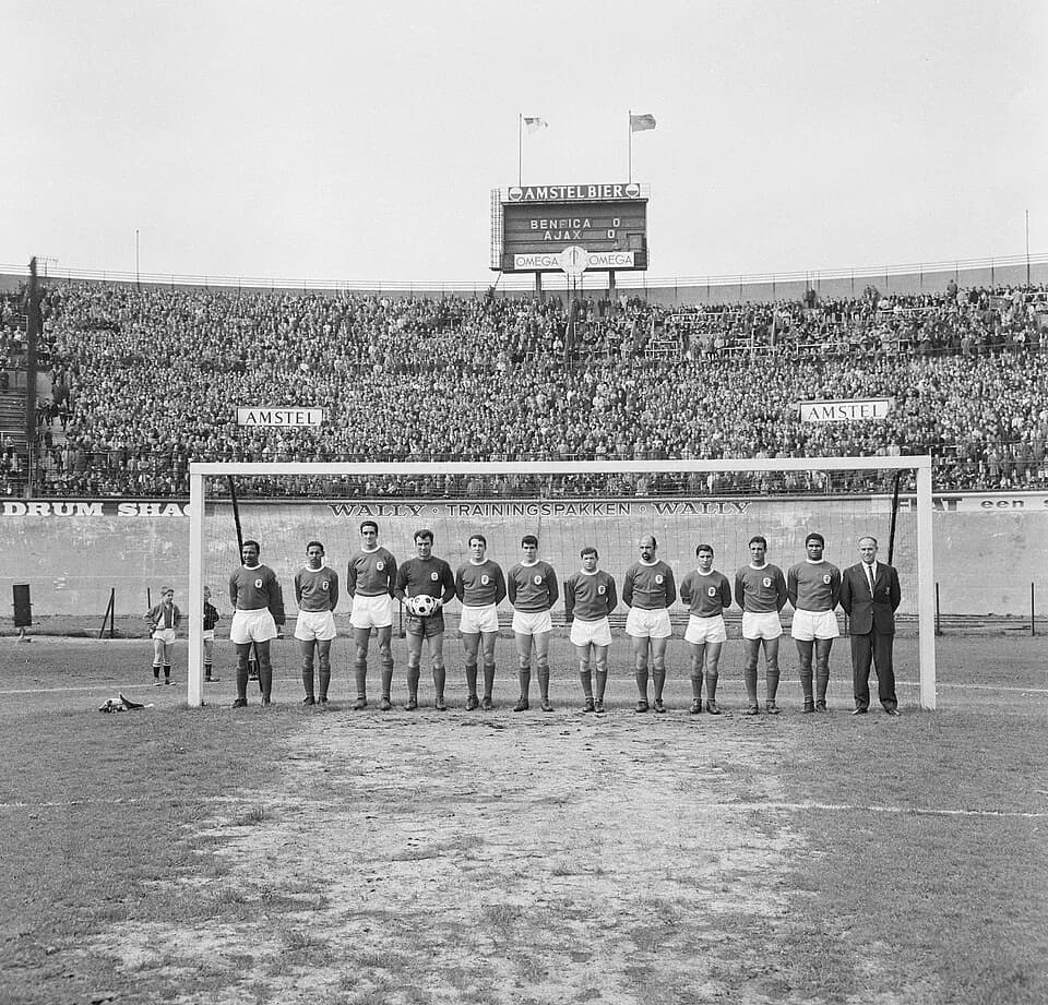 Eusébio Eusébio - Benfica football team, 9 May 1965, Amsterdam Ajax Stadium (the Netherlands). Before the (friendly) match Ajax-Benfica (2-1)