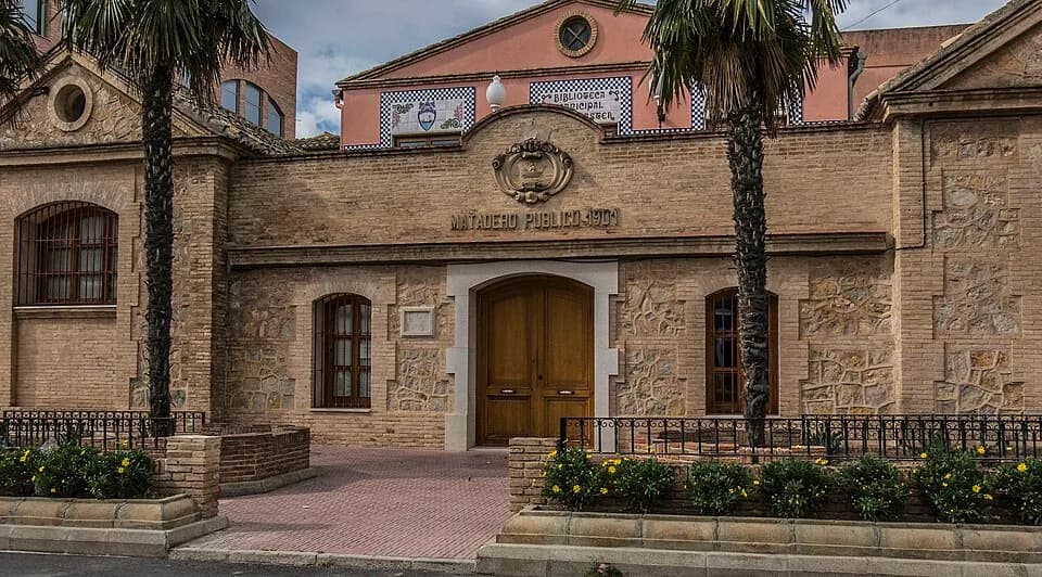 Joan Fuster - Biblioteca Joan Fuster, antic escorxador d'Albalat de la Ribera, d'estil modernista inaugurat el 1901, i remodelat per a traslladar la biblioteca municipal a mitjan dècada de 1990.
Aques