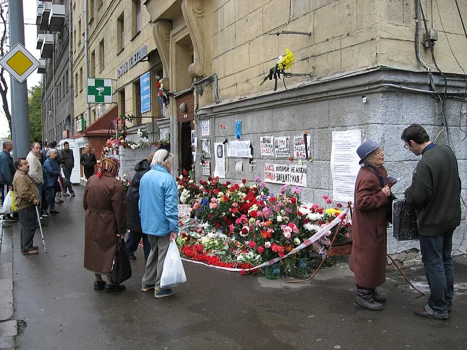 Anna Politkovskaya - Spontaneous citizens' tribute at entrance to slain journalist Anna Politkovskaya's Moscow apartment