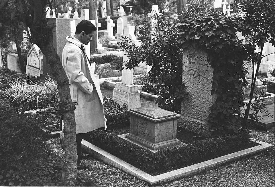Pier Paolo Pasolini - Pasolini davanti alla tomba di Gramsci
Fonte: Ansa
Foto ca 1970