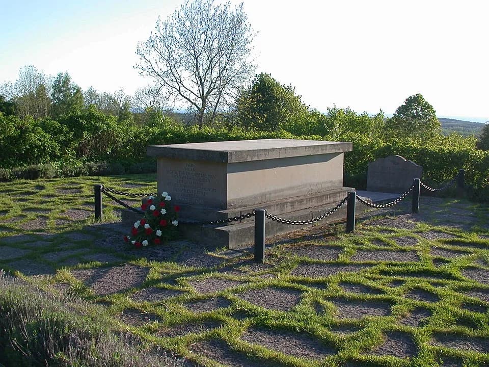 Verner von Heidenstam - Övralid, Nysätter, Sweden. Tomb of Verner von Heidenstam. Photo by Riggwelter June 1, 2006.