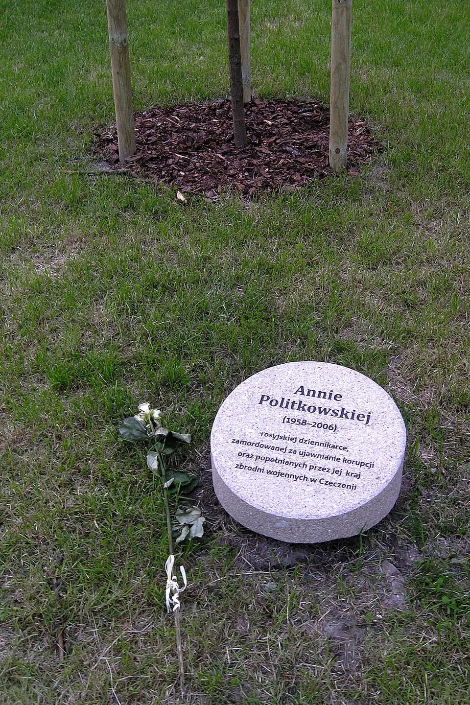 Anna Politkovskaya - Obelisk upamiętniający Annę Politkowską w Ogrodzie Sprawiedliwych w Warszawie