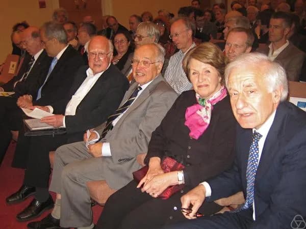 Peter Higgs - from left to right: David Saxon, Edward Witten (* 1951), Peter Higgs (* 1929), Michael Francis Atiyah (* 1929), Lady Natasha Wilson, Lord David Wilson; Thomas Köppe (second row, right); 