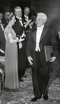Pär Lagerkvist - 1951 belönades Pär Lagerkvists författargärning med Nobelpriset. Bild från prisutdelningen i Konserthuset med kung Gustav VI Adolf och drottning Louise.