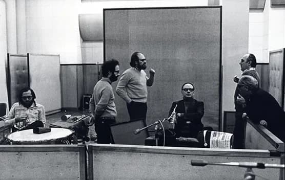 Ennio Morricone - Gruppo di Improvvisazione Nuova
Consonanza (nella foto di Roberto Masotti, scattata in una
pausa della registrazione del disco della CRAMPS) siamo,
nell’ordine: Giancarlo Schiaffi