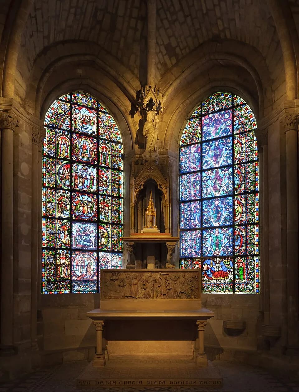 Louis IX of France - Basilica of St Denis, France: chapel of the Virgin.
Stained glass windows: on the left, the Childhood of Christ (12th- and 19th-century); on the right, the Tree of Jesse (12th- an