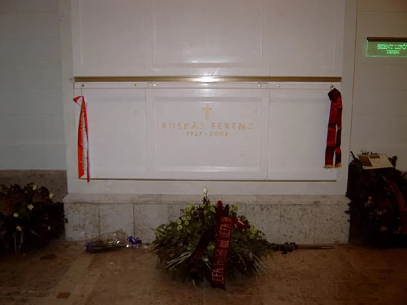 Ferenc Puskás - Puskás Ferenc (született: Purczeld Ferenc, közismert becenevén Puskás Öcsi; Budapest, 1927. április 1. – Budapest, 2006. november 17.) labdarúgó, edző, az Aranycsapat kapitánya, a Nemz