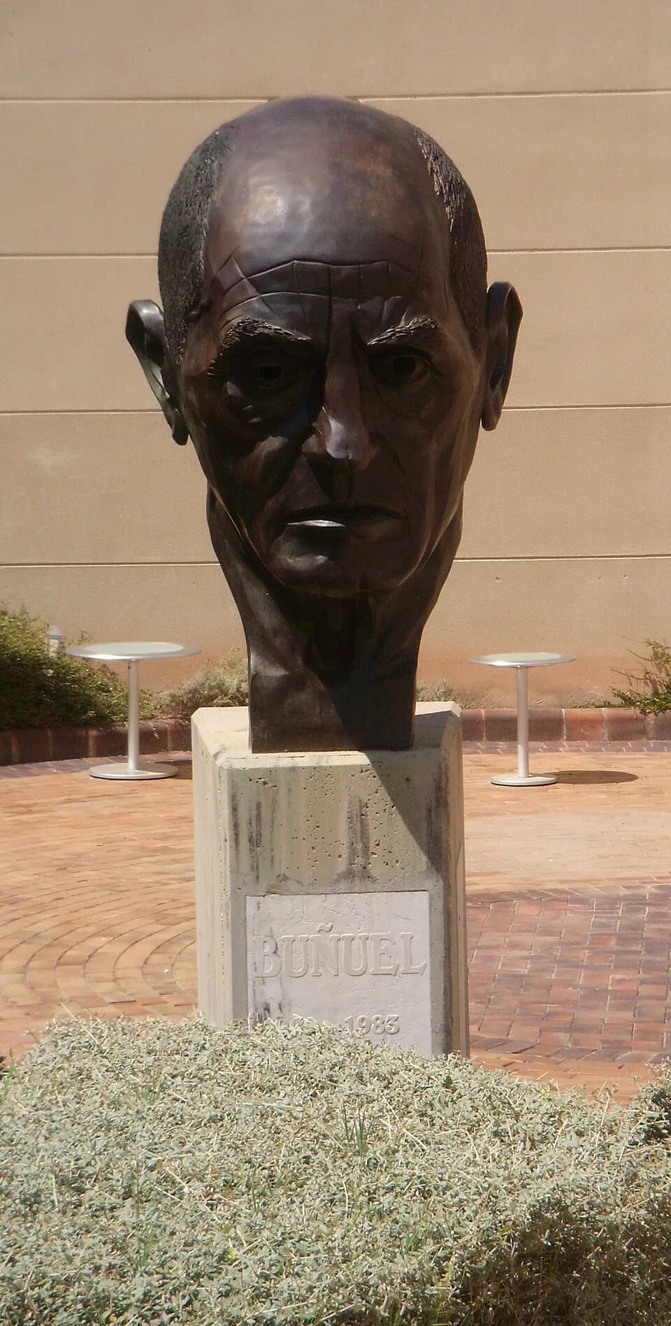 Luis Buñuel - Cabeza de Luis Buñuel, obra del escultor Iñaki, en el Centro Buñuel Calanda