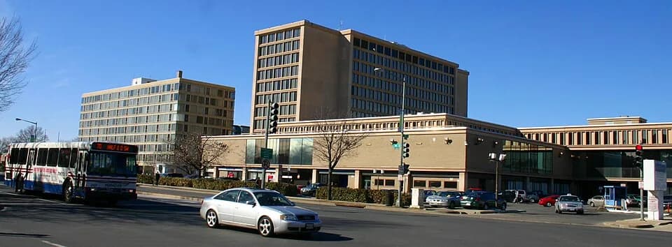 I. M. Pei - Marina View Towers desgined by I. M. Pei at Waterside (West) . View of 1100 6th Street, SW,; EPA in the center and Waterfront Mall (now demolished) to the right. Standing at 4th and M Str