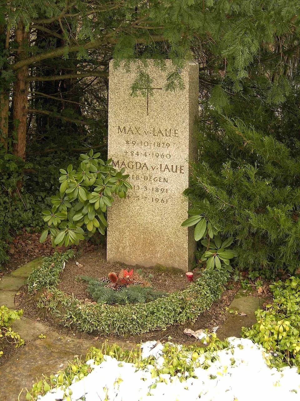 Max von Laue - Göttingen-Grave.of.Max.von.Laue.jpg
