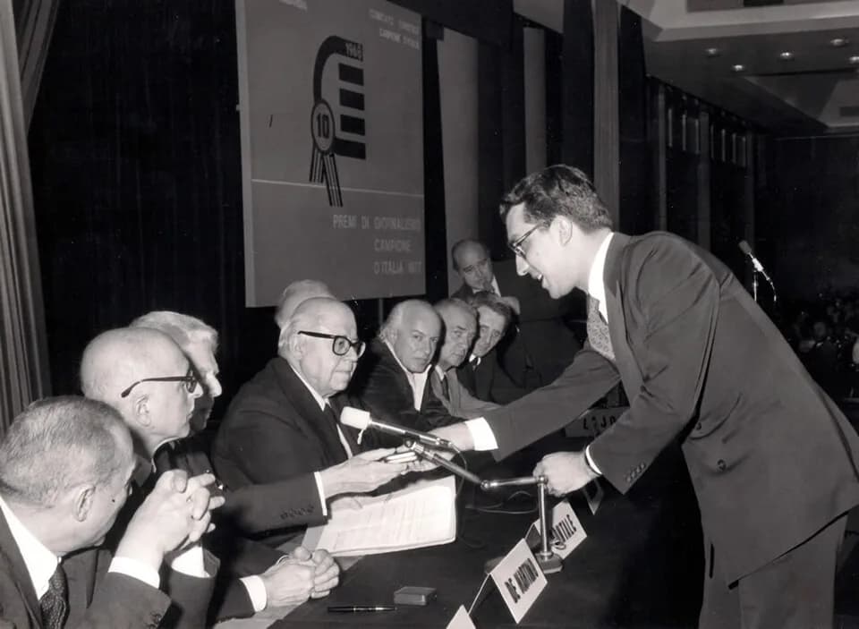 Eugenio Montale - Francesco Palladino riceve da Eugenio Montale la Medaglia d'oro del Presidente della Repubblica al Premio di giornalismo Campione d’Italia 1977