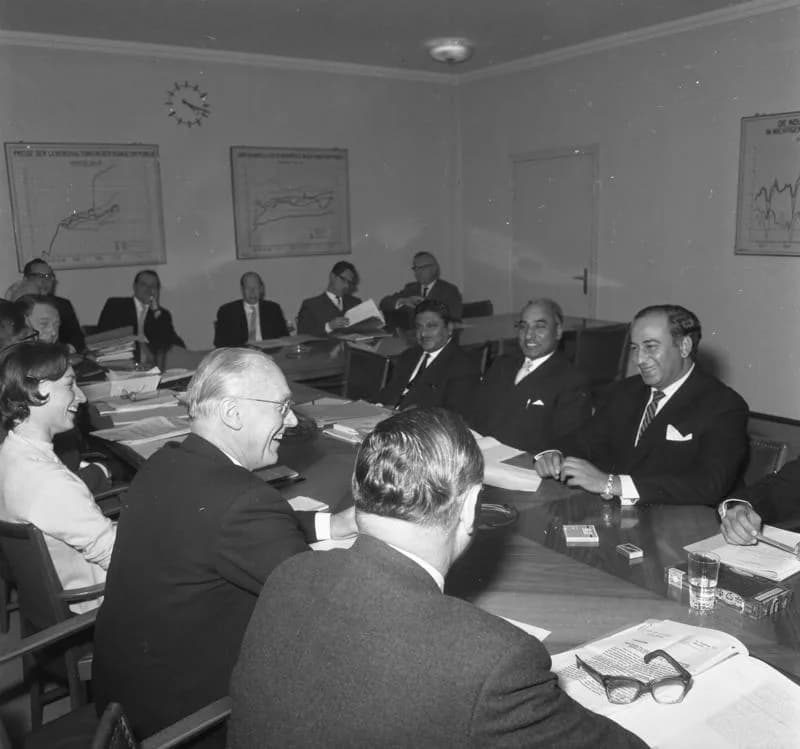 Zulfikar Ali Bhutto - For documentary purposes the German Federal Archive often retained the original image captions, which may be erroneous, biased, obsolete or politically extreme. Der pakistanische