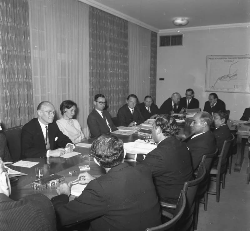 Zulfikar Ali Bhutto - For documentary purposes the German Federal Archive often retained the original image captions, which may be erroneous, biased, obsolete or politically extreme. Der pakistanische