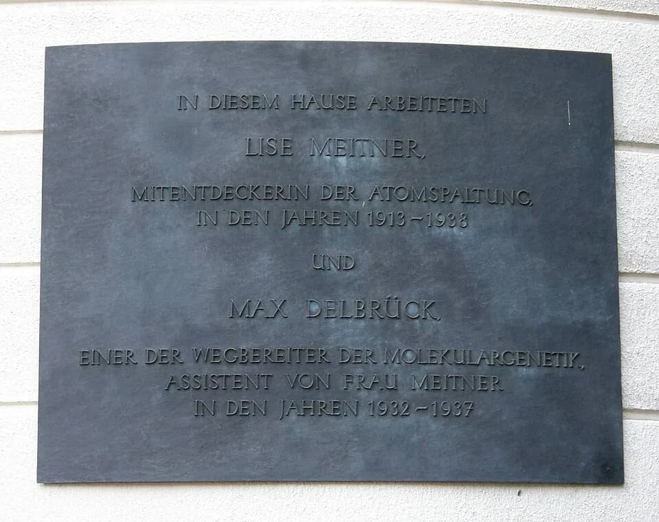 Lise Meitner - Gedenktafel zur Erinnerung an Lise Meitner (irrtümlich als Mitentdeckerin der Kernspaltung bezeichnet) und Max Delbrück (Pionier der Molekulargenetik), am Otto-Hahn-Bau der Freien Unive