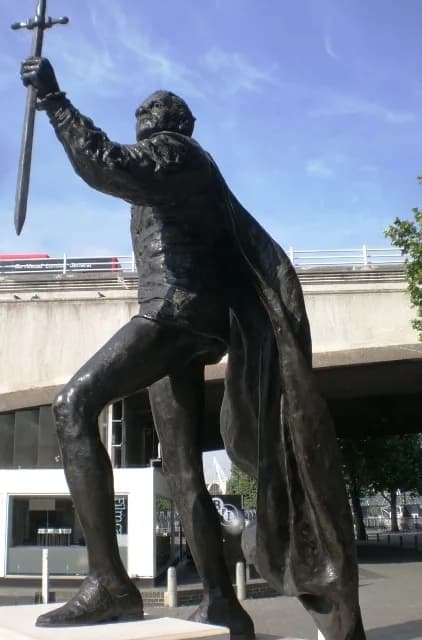 Laurence Olivier - Laurence Olivier statue, South Bank SE1 Waterloo Bridge can clearly be seen behind the work
