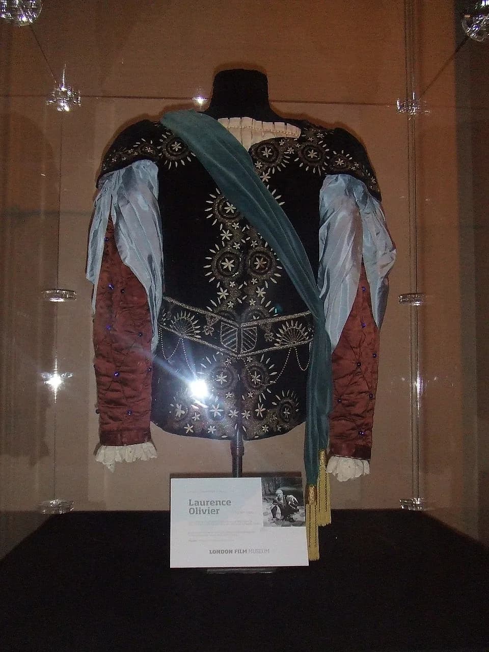 Laurence Olivier - Costume worn by Laurence Kerr Olivier in the film Hamlet (1948) displayed at the London Film Museum.


“

Hamlet Costume
Laurence Kerr Olivier was born in Dorking, Surrey and become