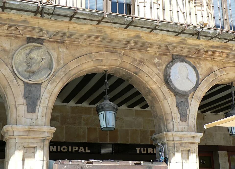 Miguel de Unamuno - Un medallón sin labrar ocupa el orden 07, siguiente al medallón de Miguel de Unamuno, Pabellón de Petrineros, Plaza Mayor de Salamanca (España).