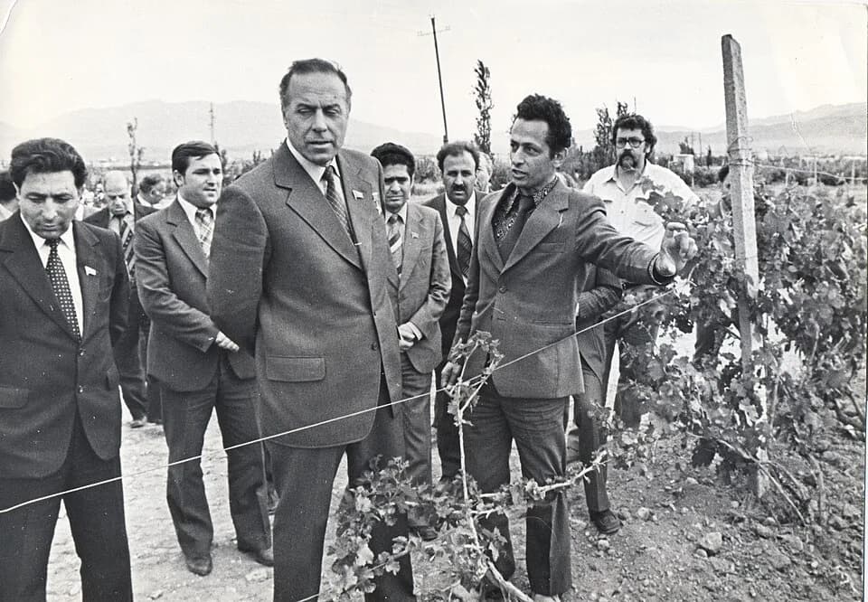 Heydar Aliyev - Гейдар Алиев в Нахичеване. Крайний справа - Владимир Морозков