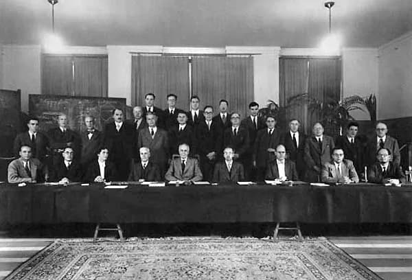 William Shockley - Participants of the 9th Solvay Conference on Physics in Brussels 1951.
Left to right, sitting:  Crussaro, N.P. Allen, Cauchois, Borelius, Bragg, Moller, Sietz, Hollomon, Frank;
stan