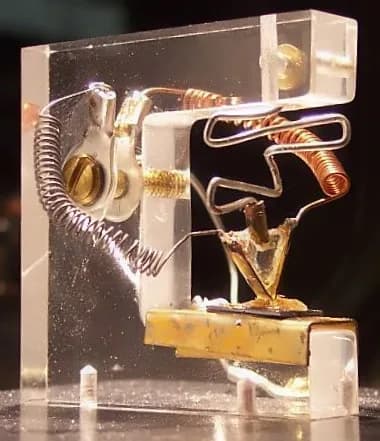 William Shockley - Replica of the first bipolar Transistor. This replica was photographed at the Heinz Nixdorf MuseumsForum, Paderborn, Germany.