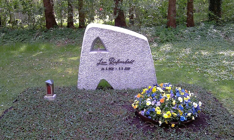 Leni Riefenstahl - Tomb of Leni Riefenstahl at Waldfriedhof cemetery in Munich, Quarter 509