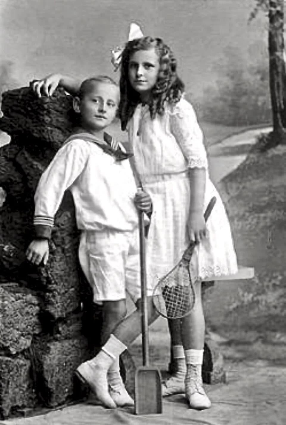 Leni Riefenstahl - The siblings Heinz (1905–1944) and Leni Riefenstahl (1902–2003) tidied up for the picture in a Berlin-based photo studio, circa 1914.