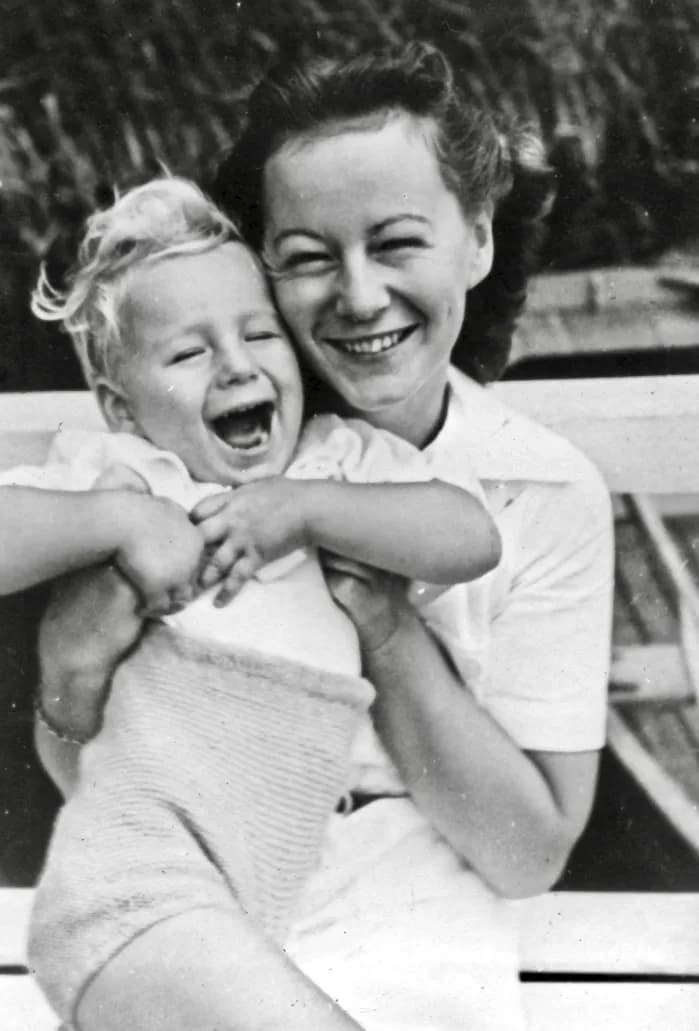 Leni Riefenstahl - Ilse Riefenstahl (1913–2003), wife of Heinz Riefenstahl (1905–1944) with her first child Eckart.