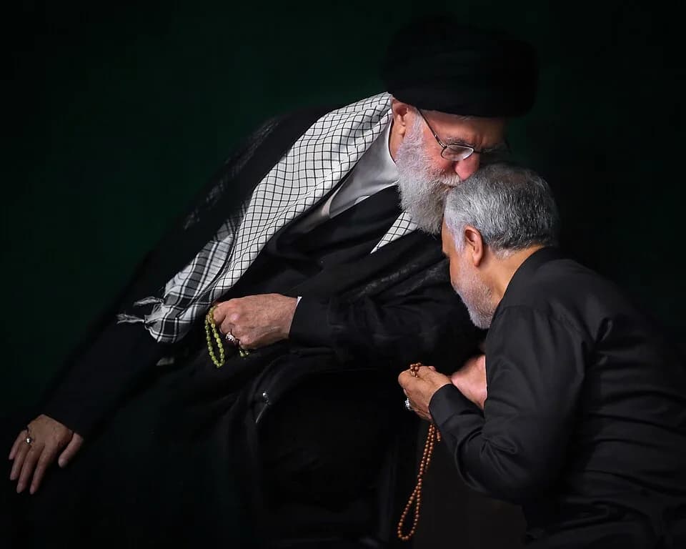 Qasem Soleimani - بوسهٔ علی خامنه‌ای بر سر قاسم سلیمانی