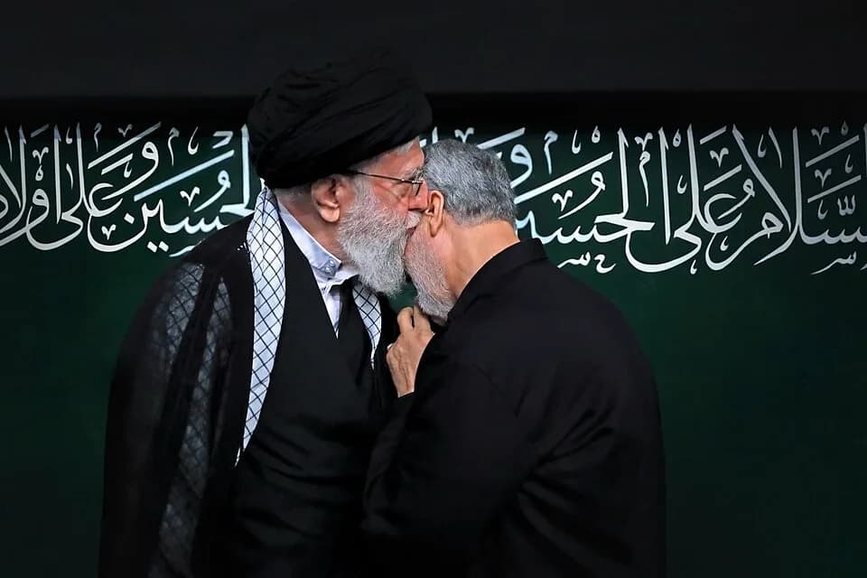Qasem Soleimani - بوسهٔ علی خامنه‌ای بر صورت قاسم سلیمانی