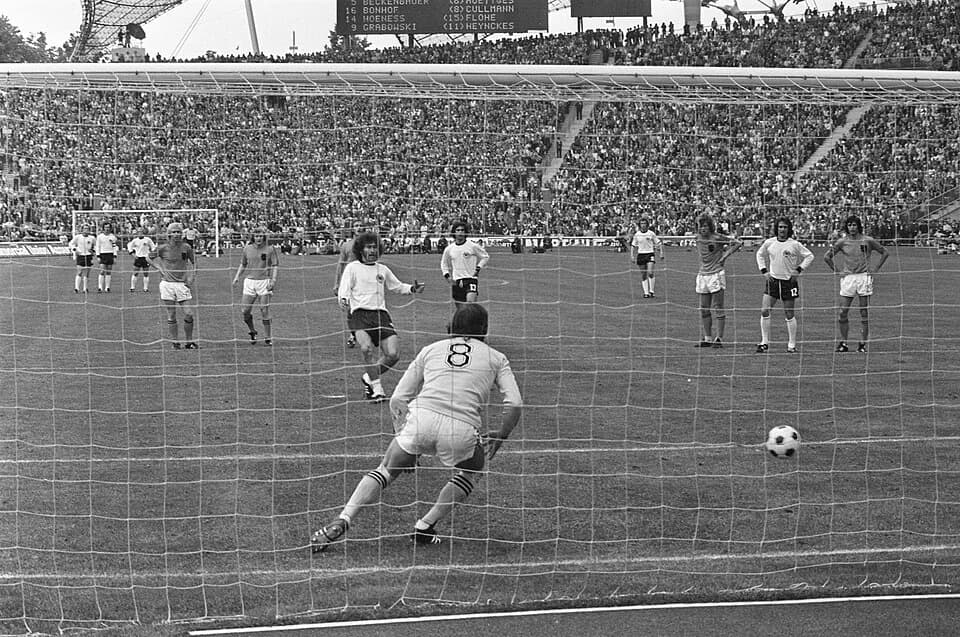 Gerd Müller - Finale de la Coupe du monde de football 1974 à Munich. Allemagne de l'Ouest - Pays-Bas (2-1), le n°10 allemand fr:Paul Breitner égalise à 1-1 sur penalty.