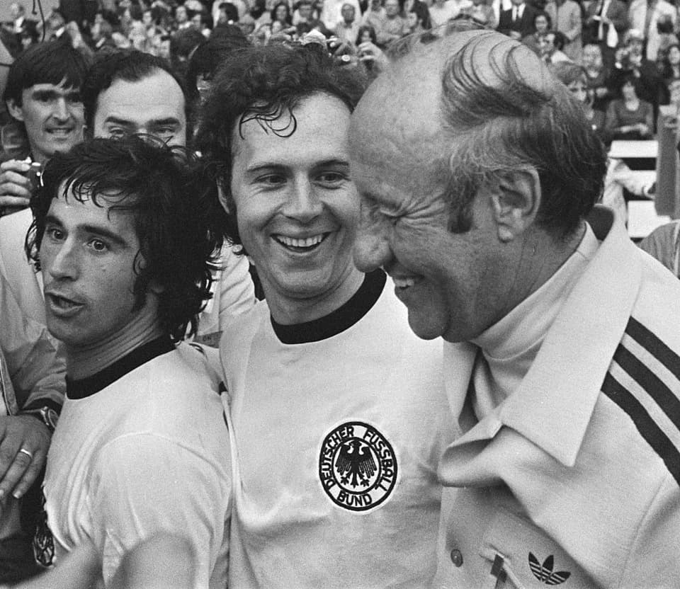 Gerd Müller - Finale wereldkampioenschap voetbal 1974 in Munchen, West Duitsland tegen Nederland 2-1; v.l.n.r. Muller, Beckenbauer en trainer Schon na afloop.