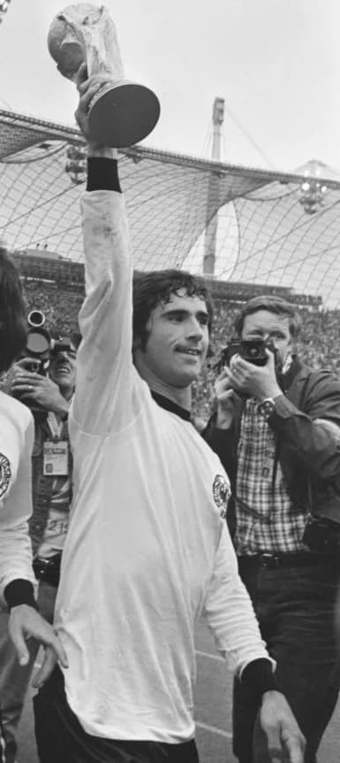 Gerd Müller - Gerd Müller levantando la Copa del Mundo de la FIFA tras ganar la final del Mundial de 1974 frente a Países Bajos.