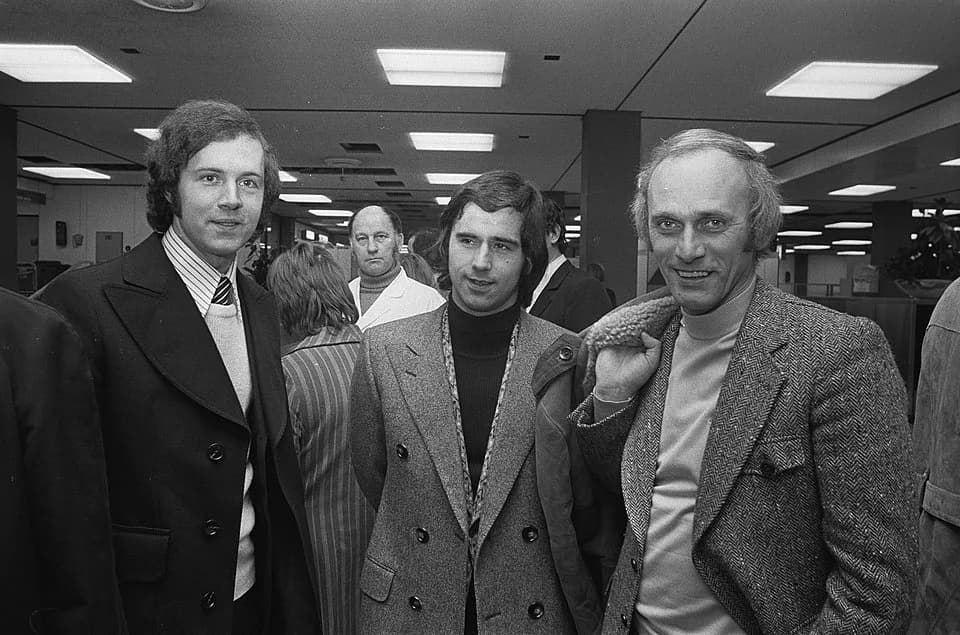 Gerd Müller - Franz Beckenbauer, Gerd Müller en Udo Lattek bij aankomst op Schiphol voor de wedstrijd Ajax - Bayern München