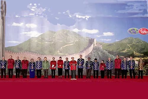 Kim Dae-jung - SHANGHAI. Chinese President Jiang Zemin announcing a final declaration of the APEC economic leaders.