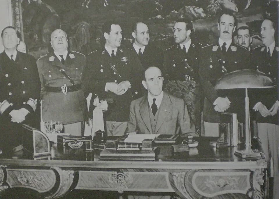 Juan Perón - Farrell y su gabinete en la primera fila: Alberto Tessaire, Diego Mason, Juan D. Perón, Orlando L. Peluffo y Juan Pistarini
