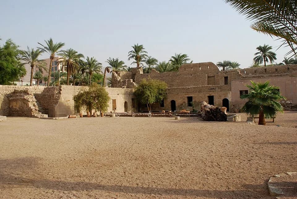T. E. Lawrence - Le fort d'Aqaba : vue de la cour intérieure.