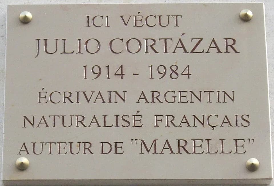 Julio Cortázar - Plaque commémorative, 4 rue Martel, Paris 10e. « Ici vécut Julio Cortázar, 1914-1984, écrivain argentin naturalisé français, auteur de Marelle. »