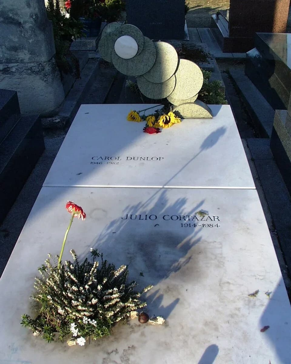 Julio Cortázar - Cortázar's gravestone at Montparnasse Cemetery, Paris.