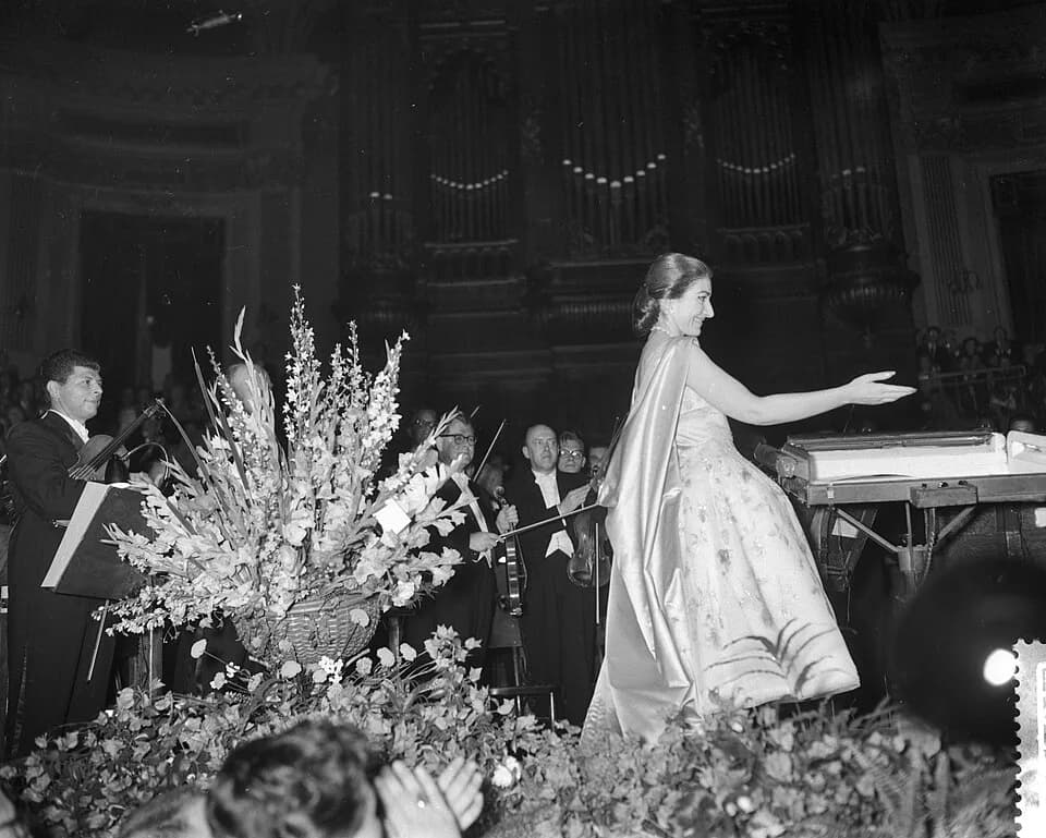 Maria Meneghini Callas - Collectie / Archief : Fotocollectie Anefo
Reportage / Serie : [ onbekend ]
Beschrijving : Concert van Maria Callas in het Concertgebouw te Amsterdam, Maria Callas bedankt voor